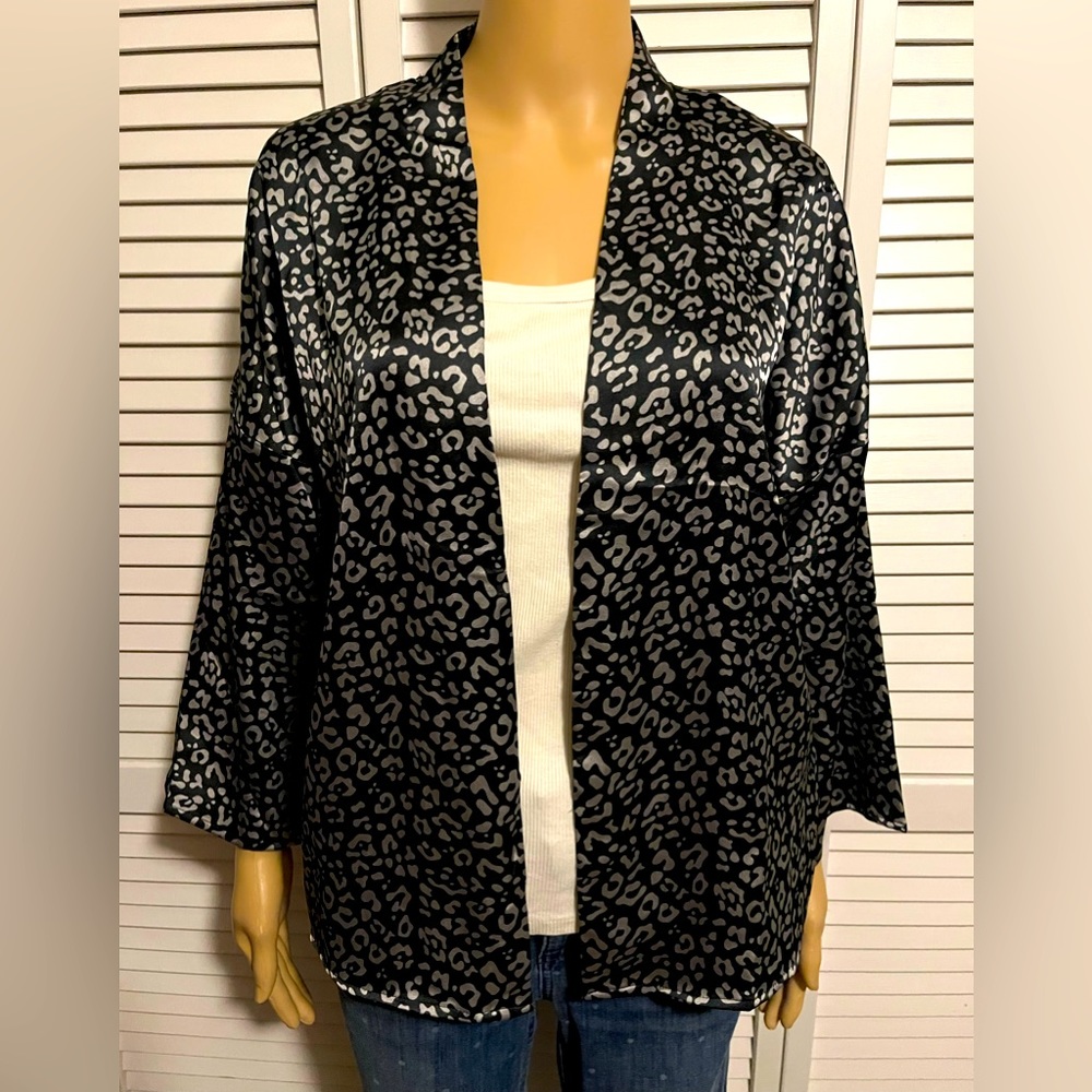 Cool Sincerely Jules size M black gray animal print open front top NWT
